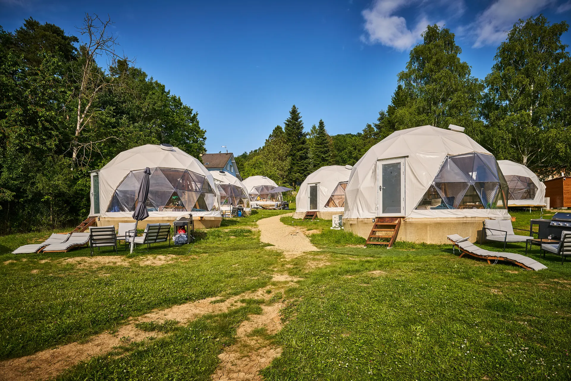 Areál kempu Glamping Slapy s řadou kopulí